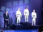 Kultamitalin Essille ojensi Judoliiton puheenjohtaja Esa Niemi